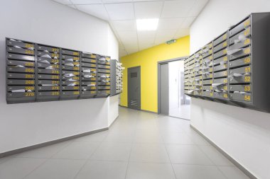 Bir apartmanın lobisindeki posta kutuları.