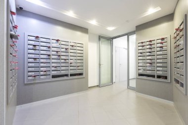 Bir apartmanın lobisindeki posta kutuları.
