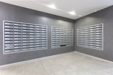 Bir apartmanın lobisindeki posta kutuları.
