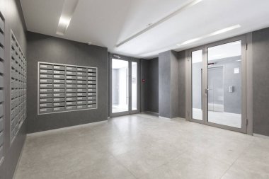 Bir apartmanın lobisindeki posta kutuları.