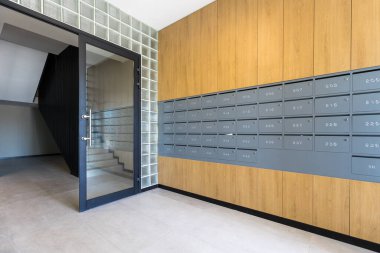 Bir apartmanın lobisindeki posta kutuları.