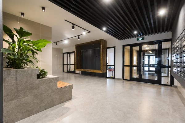 Bir apartmanın lobisindeki posta kutuları.
