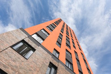 Aşağıdan yukarıya çok katlı bir binanın ön cephesi