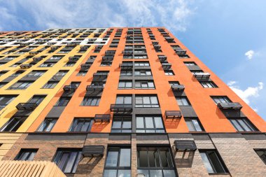 Aşağıdan yukarıya çok katlı bir binanın ön cephesi