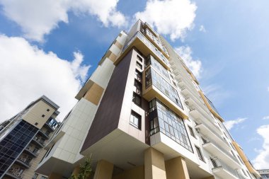 Aşağıdan yukarıya çok katlı bir binanın ön cephesi