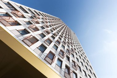 Aşağıdan yukarıya çok katlı bir binanın ön cephesi