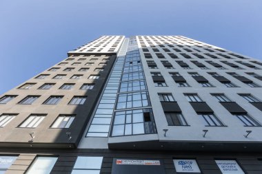 Aşağıdan yukarıya çok katlı bir binanın ön cephesi