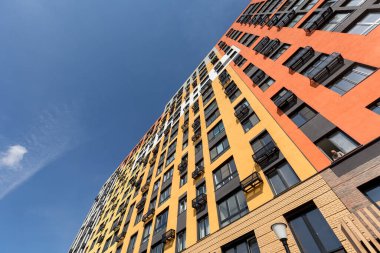 Aşağıdan yukarıya çok katlı bir binanın ön cephesi