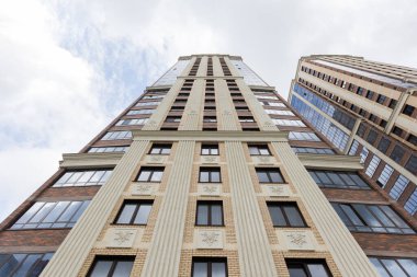 Aşağıdan yukarıya çok katlı bir binanın ön cephesi