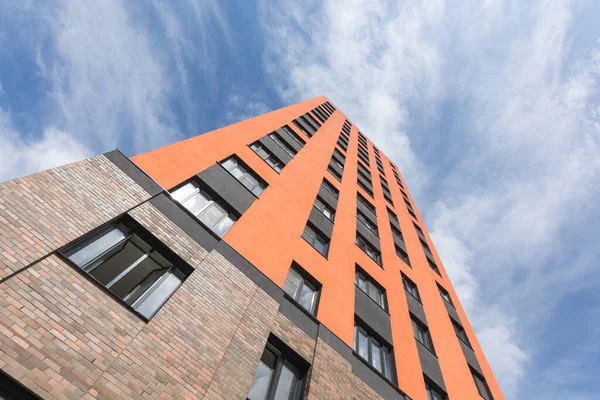 Aşağıdan yukarıya çok katlı bir binanın ön cephesi