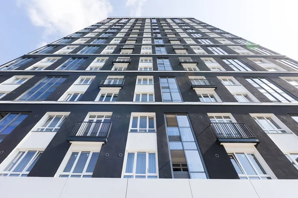 Aşağıdan yukarıya çok katlı bir binanın ön cephesi