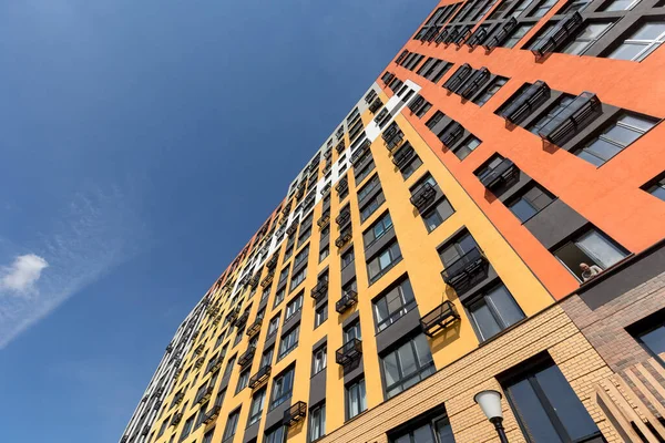 Aşağıdan yukarıya çok katlı bir binanın ön cephesi