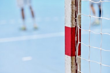 Hentbol goalpost arka planda oyuncular ile