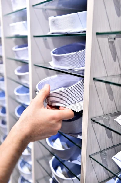 Hand uitzoeken man's elegant shirt in een winkel — Stockfoto