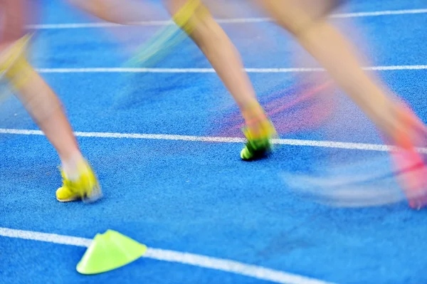 Atleti sfocati sulla pista sprint — Foto Stock