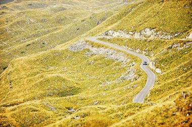 Gün batımında sedlo Pass dolambaçlı yol