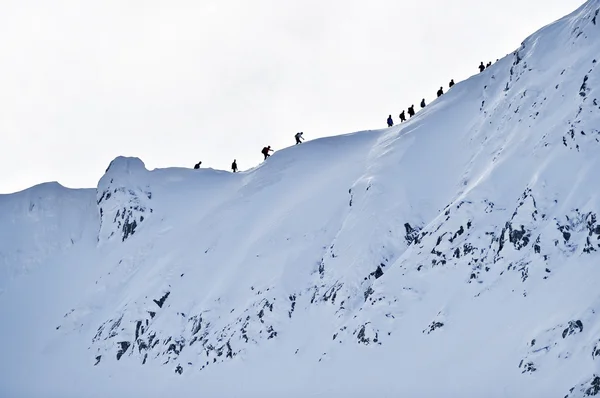 Bergbeklimmers op Fagaras bergkam in de winter — Stockfoto