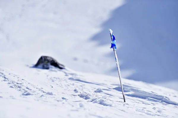 Blauwe vlag op een berg in de winter — Stockfoto