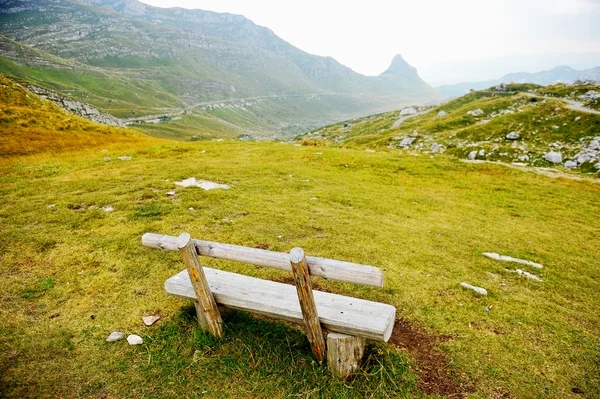 Empty wooden bench on a mountain — Stock Photo, Image