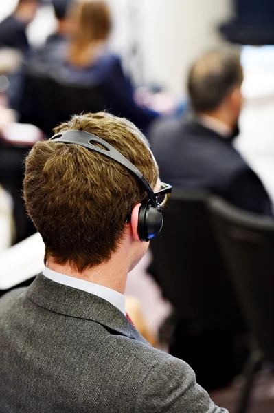 Hombre usando auriculares de traducción durante el evento —  Fotos de Stock