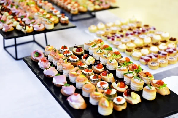 Amuse-gueule sur assiettes prêtes à manger — Photo