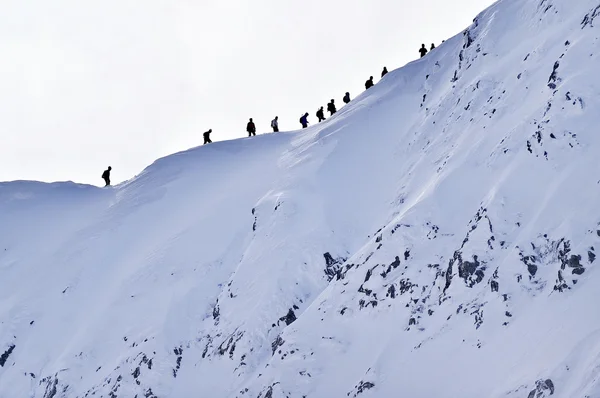 Bergsklättrare på Făgăraş bergen åsen i vinter — Stockfoto