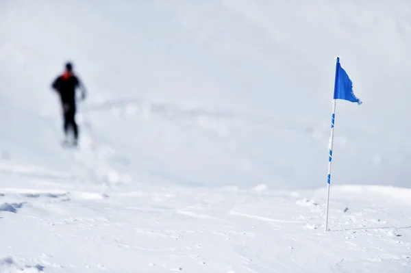 Bandeira azul na montanha no inverno — Fotografia de Stock