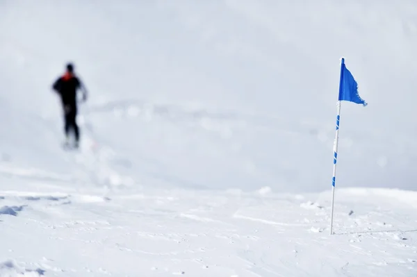 Blauwe vlag op de berg in de winter — Stockfoto