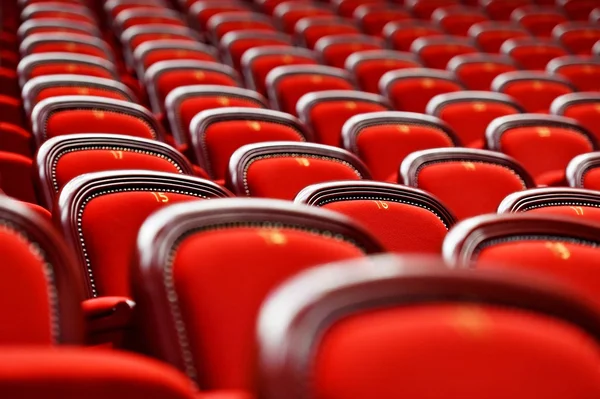 Linhas com assentos vazios em um teatro — Fotografia de Stock