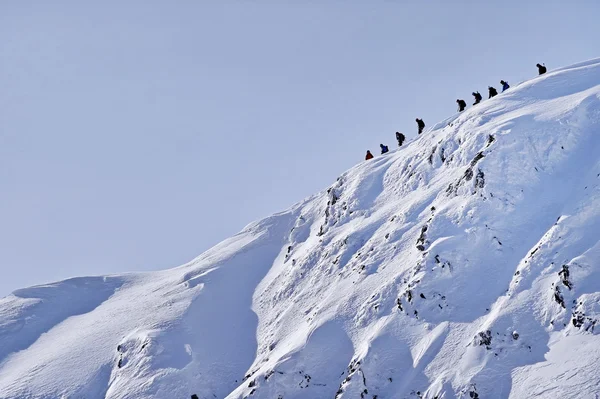 Bergsteiger auf dem Fagaras-Gebirgskamm im Winter — Stockfoto