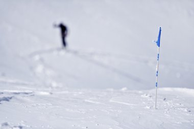 Mavi bayrak kışın dağda