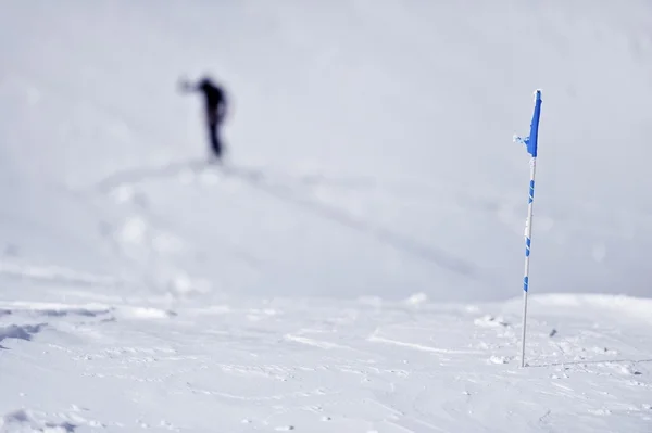 Blauwe vlag op de berg in de winter — Stockfoto