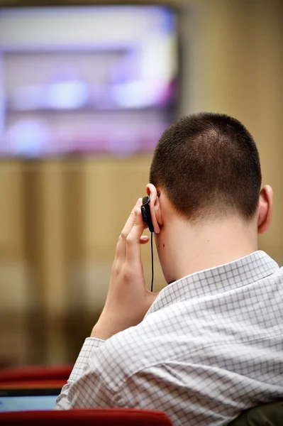 Mann benutzt Kopfhörer zum Übersetzen — Stockfoto