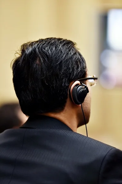 Hombre usando auriculares para la traducción — Foto de Stock
