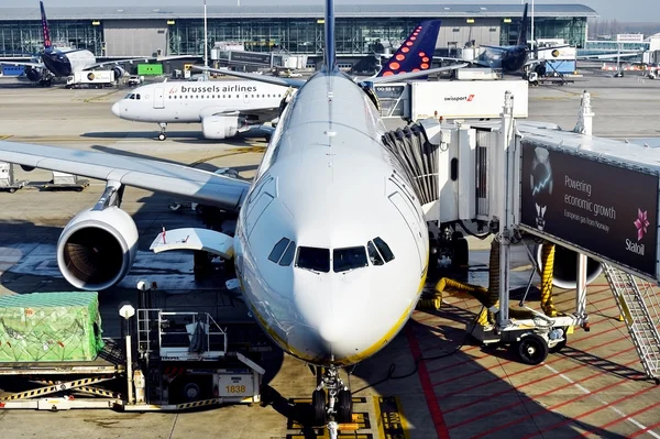Flugzeuge auf dem internationalen Flughafen Zaventem — Stockfoto