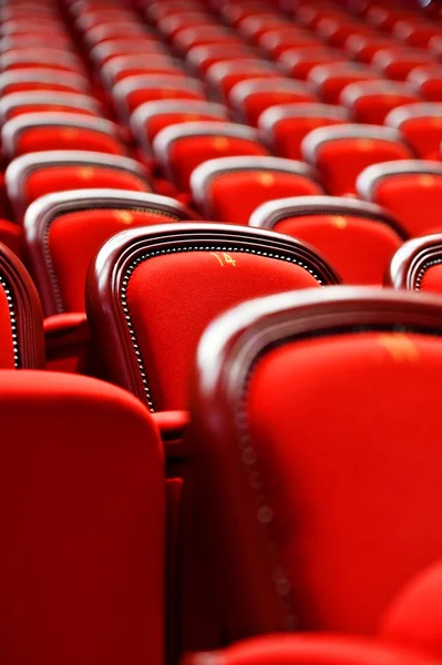 Linhas com assentos vazios em um teatro — Fotografia de Stock