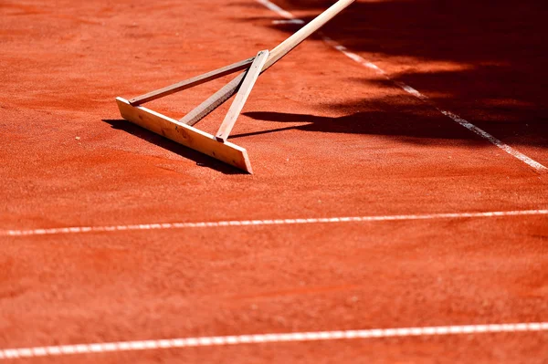 Manutenzione campo da tennis in argilla — Foto Stock