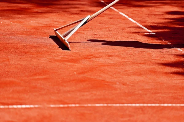Manutenzione campo da tennis in argilla — Foto Stock