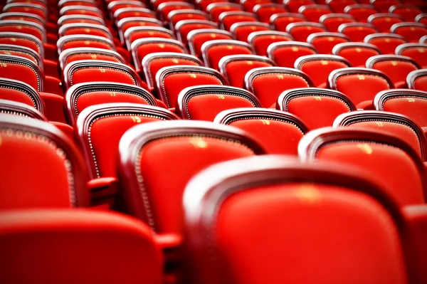 Linhas de assentos de veludo vermelho vazios — Fotografia de Stock