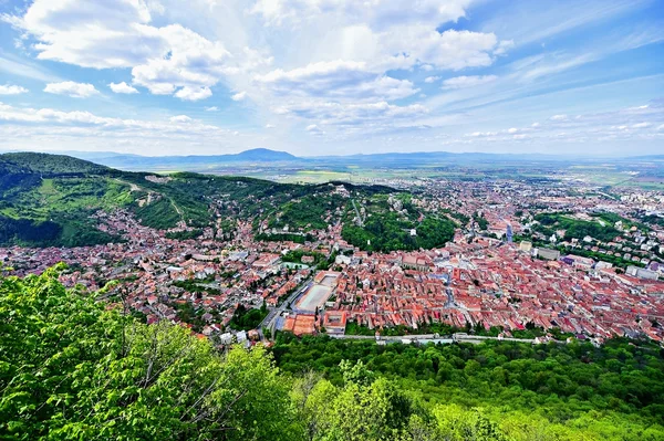 Vista aérea del casco antiguo de Brasov en primavera —  Fotos de Stock