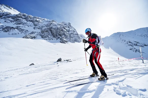 Esquí montañista durante la competición en las Montañas Fagaras —  Fotos de Stock