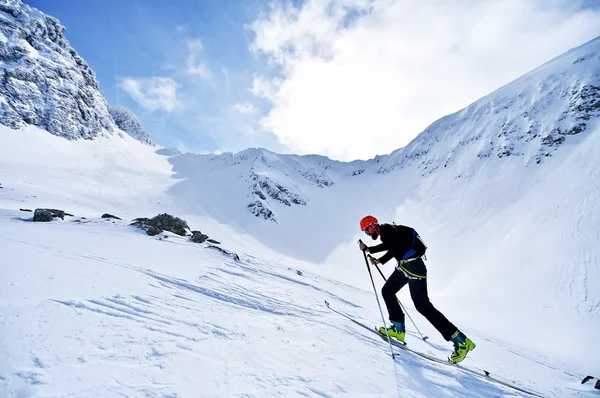 Ski bergsbestigare under tävling i Karpaterna — Stockfoto