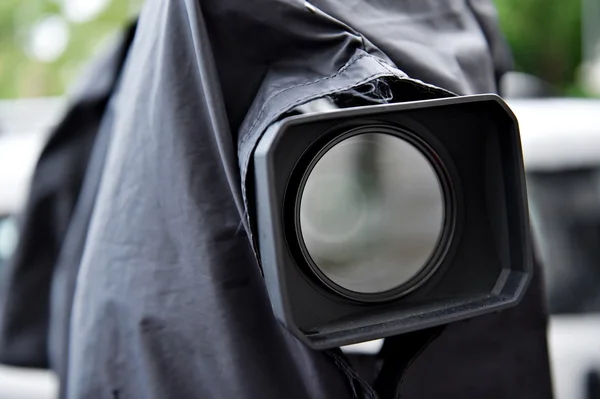 Câmara de notícias com capa de chuva em — Fotografia de Stock