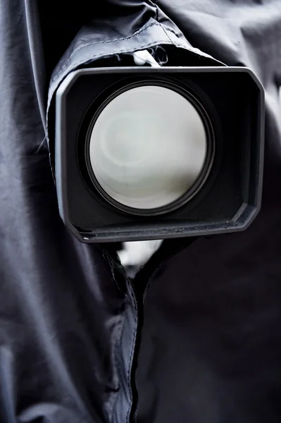 Nyheter kamera med regnskydd på — Stockfoto