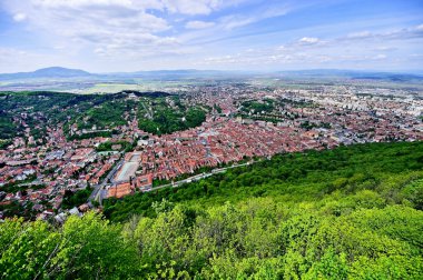 Bahar Brasov eski şehrin havadan görünümü