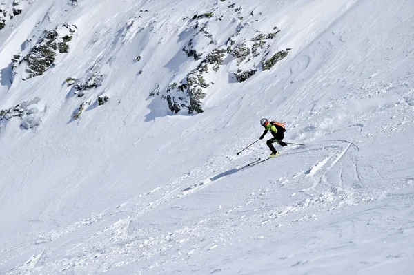 Ski bergsbestigare under tävling i Karpaterna — Stockfoto