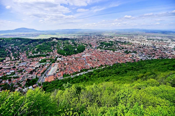 Vista aérea del casco antiguo de Brasov en primavera —  Fotos de Stock