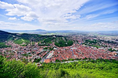 Bahar Brasov eski şehrin havadan görünümü