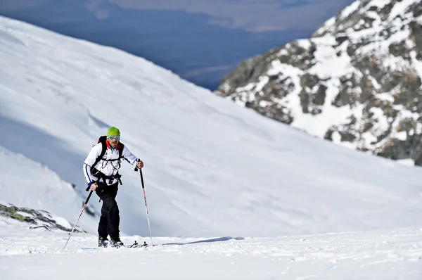 Alpinista de esqui durante competição nas Montanhas Cárpatas — Fotografia de Stock