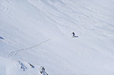 Kayak dağcı Karpat Dağları'nda yarışma sırasında